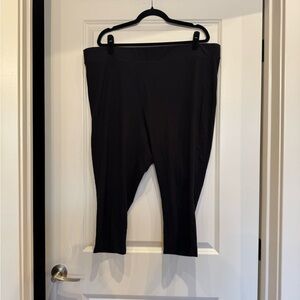 Hue Wide Waistband Capri-length Black Leggings - 3X